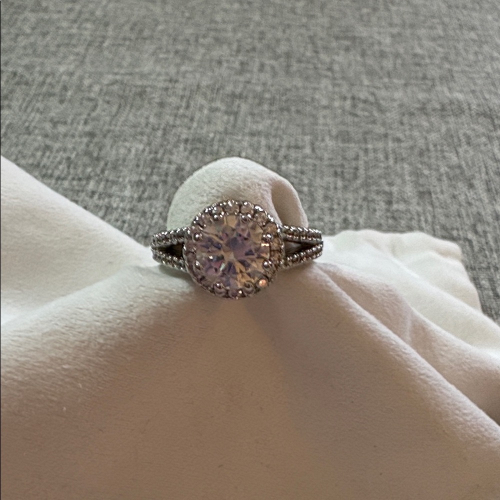 Elegant Silver and Clear Stone Women's Ring Approx size 7.25-7.5 See side detail